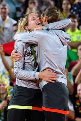 Rio 2016, Beachvolleyball, Damen, Ludwig und Walkenhorst sind Olympiasieger Rio de Janeiro, Copacabana Beachvolleyball, Olympische Spiele, Siegerehrung 1. Platz Gold Goldmedaille Olympiasieger: Laura Ludwig ( 1 GER), Kira Walkenhorst ( 2 GER)