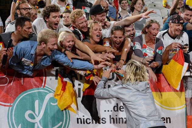 Rio 2016, Beachvolleyball, Damen, Ludwig und Walkenhorst sind Olympiasieger Rio de Janeiro, Copacabana Beachvolleyball, Olympische Spiele, Siegerehrung Jubel Laura Ludwig ( 1 GER) mit Fans