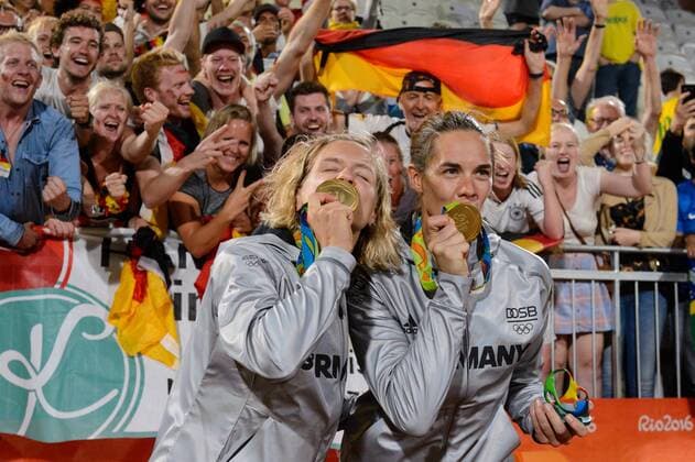 Rio 2016, Beachvolleyball, Damen, Ludwig und Walkenhorst sind Olympiasieger Rio de Janeiro, Copacabana Beachvolleyball, Olympische Spiele, Siegerehrung 1. Platz Gold Goldmedaille Olympiasieger: Laura Ludwig ( 1 GER), Kira Walkenhorst ( 2 GER) Jubel vor Fans