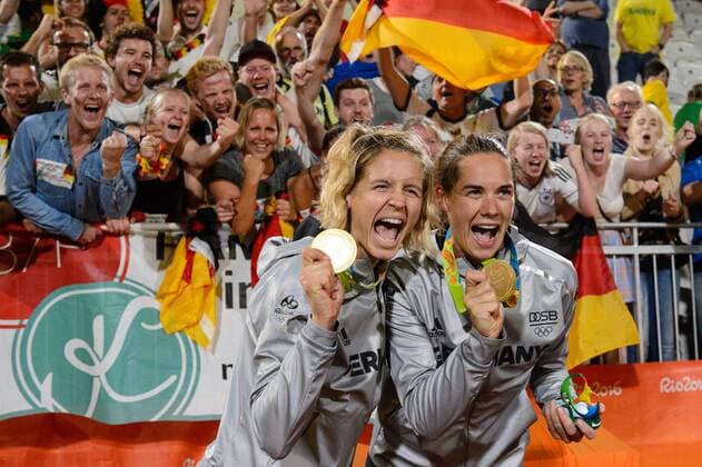 Rio 2016, Beachvolleyball, Damen, Ludwig und Walkenhorst sind Olympiasieger Rio de Janeiro, Copacabana Beachvolleyball, Olympische Spiele, Siegerehrung 1. Platz Gold Goldmedaille Olympiasieger: Laura Ludwig ( 1 GER), Kira Walkenhorst ( 2 GER) Jubel vor Fans