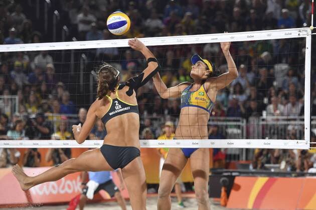 Rio 2016, Beachvolleyball Damen Finale, Deutschland - Brasilien Kira WALKENHORST (GER), links, Aktion, 1. Platz, Goldmedaillengewinnerin, Gold, Goldmedaille, Olympiasiegerin, Jubel, jubeln, Freude, cheers, Siegerehrung, Medal Ceremony, Beachvolleyball, Beach volleyball Beachvolleyball Finale der Frauen, women s final. Ludwig Walkenhorst (GER) vs Agatha Barbara (BRA) 2-0. Beach Volleyball Arena,am 18.08.2016. Olympische Sommerspiele 2016, vom 05.08. - 21.08.2016 in Rio de Janeiro Brasilien. Â
