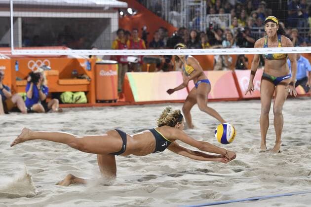 Rio 2016, Beachvolleyball Damen Finale, Deutschland - Brasilien Laura LUDWIG (GER), Aktion, Beachvolleyball, Beach volleyball Beachvolleyball Finale der Frauen, women s final. Ludwig Walkenhorst (GER) vs Agatha Barbara (BRA) 2-0. Beach Volleyball Arena,am 18.08.2016. Olympische Sommerspiele 2016, vom 05.08. - 21.08.2016 in Rio de Janeiro Brasilien. Â
