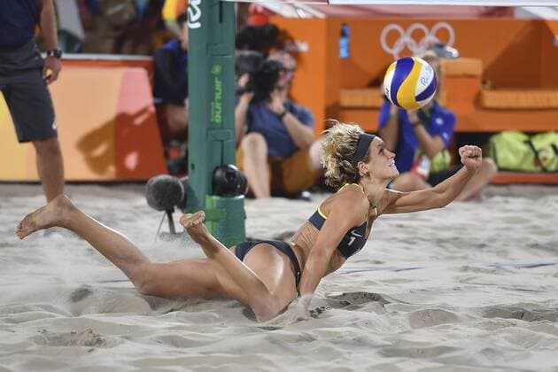 Rio 2016, Beachvolleyball Damen Finale, Deutschland - Brasilien Laura LUDWIG (GER), Aktion Beachvolleyball, Beach volleyball Beachvolleyball Finale der Frauen, women s final. Ludwig Walkenhorst (GER) vs Agatha Barbara (BRA) 2-0. Beach Volleyball Arena,am 18.08.2016. Olympische Sommerspiele 2016, vom 05.08. - 21.08.2016 in Rio de Janeiro Brasilien. Â