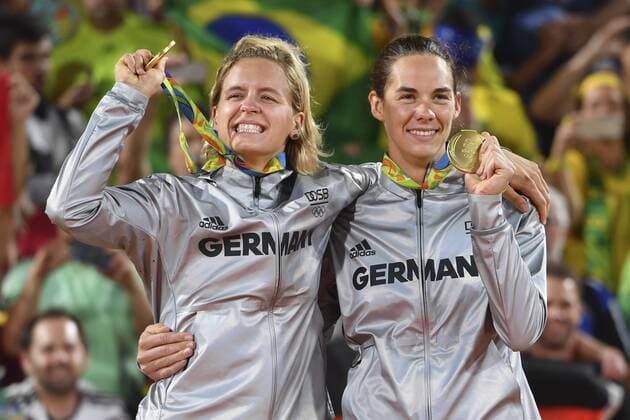 Rio 2016, Beachvolleyball Damen Finale, Deutschland - Brasilien Laura LUDWIG Kira WALKENHORST (GER) mit Medaillen, 1. Platz, Goldmedaillengewinnerin, Gold, Goldmedaille, Olympiasiegerin, Jubel, jubeln, Freude, cheers, Siegerehrung, Medal Ceremony, Beachvolleyball, Beach volleyball Beachvolleyball Finale der Frauen, women s final. Ludwig Walkenhorst (GER) vs Agatha Barbara (BRA) 2-0. Beach Volleyball Arena,am 18.08.2016. Olympische Sommerspiele 2016, vom 05.08. - 21.08.2016 in Rio de Janeiro Brasilien. Â