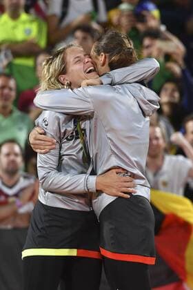 Rio 2016, Beachvolleyball Damen Finale, Deutschland - Brasilien Laura LUDWIG Kira WALKENHORST (GER) mit Medaillen, 1. Platz, Goldmedaillengewinnerin, Gold, Goldmedaille, Olympiasiegerin, Jubel, jubeln, Freude, cheers, Umarmung, Siegerehrung, Medal Ceremony, Beachvolleyball, Beach volleyball Beachvolleyball Finale der Frauen, women s final. Ludwig Walkenhorst (GER) vs Agatha Barbara (BRA) 2-0. Beach Volleyball Arena,am 18.08.2016. Olympische Sommerspiele 2016, vom 05.08. - 21.08.2016 in Rio de Janeiro Brasilien. Â