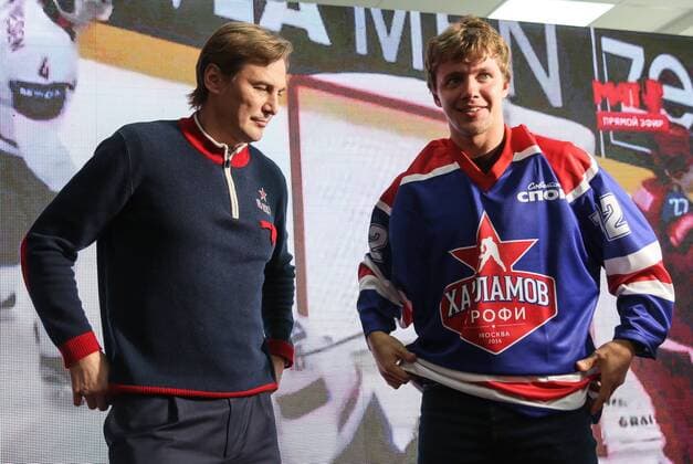 MOSCOW, RUSSIA - AUGUST 18, 2016: Chicago Hawks forward Artemy Panarin (R) receives a Kharlamov Trophy jersey as PHC CSKA Moscow general manager Sergei Fyodorov looks on at an annual Kharlamov Trophy award ceremony for the 2015 2016 NHL Eishockey Herren USA season. The award is presented by the Sovetsky newspaper to a Russian Ice hockey Eishockey player in the NHL who had the best performance in an NHL season. Sergei Savostyanov TASS  TS02DA0B