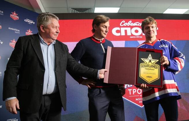 MOSCOW, RUSSIA - AUGUST 18, 2016: Chicago Hawks forward Artemy Panarin (R) receives a Kharlamov Trophy from Sovetsky editor in chief Konstantin Kleshchev (L) and PHC CSKA Moscow general manager Sergei Fyodorov (C) at an annual Kharlamov Trophy award ceremony for the 2015 2016 NHL Eishockey Herren USA season. The award is presented by the Sovetsky Sport newspaper to a Russian Ice hockey Eishockey player in the NHL who had the best performance in an NHL season. Sergei Savostyanov TASS  TS02DA0C