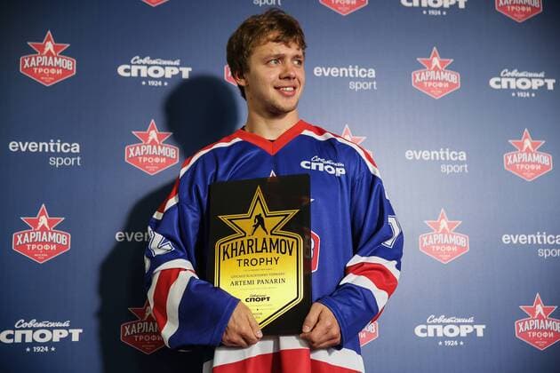 MOSCOW, RUSSIA - AUGUST 18, 2016: Chicago Blackhawks winger Artemy Panarin receives a Kharlamov Trophy at an annual Kharlamov Trophy award ceremony for the 2015 2016 NHL Eishockey Herren USA season. The award is presented by the Sovetsky newspaper to a Russian Ice hockey Eishockey player in the NHL who had the best performance in an NHL season. Sergei Savostyanov TASS  TS02D9F8