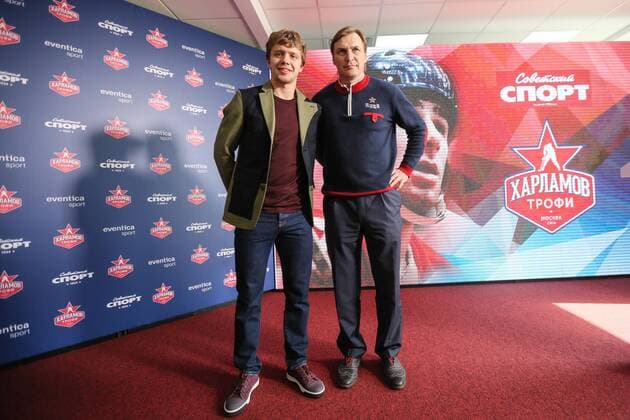 MOSCOW, RUSSIA - AUGUST 18, 2016: Chicago Blackhawks winger Artemy Panarin (L) and PHC CSKA Moscow general manager Sergei Fyodorov at an annual Kharlamov Trophy award ceremony for the 2015 2016 NHL Eishockey Herren USA season. The award is presented by the Sovetsky newspaper to a Russian Ice hockey Eishockey player in the NHL who had the best performance in an NHL season. Sergei Savostyanov TASS  TS02D9FC