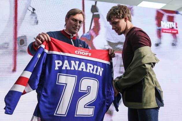 MOSCOW, RUSSIA - AUGUST 18, 2016: Chicago Blackhawks winger Artemy Panarin (R) receives a Kharlamov Trophy jersey from PHC CSKA Moscow general manager Sergei Fyodorov looks on at an annual Kharlamov Trophy award ceremony for the 2015 2016 NHL Eishockey Herren USA season. The award is presented by the Sovetsky newspaper to a Russian Ice hockey Eishockey player in the NHL who had the best performance in an NHL season. Sergei Savostyanov TASS  TS02DA00