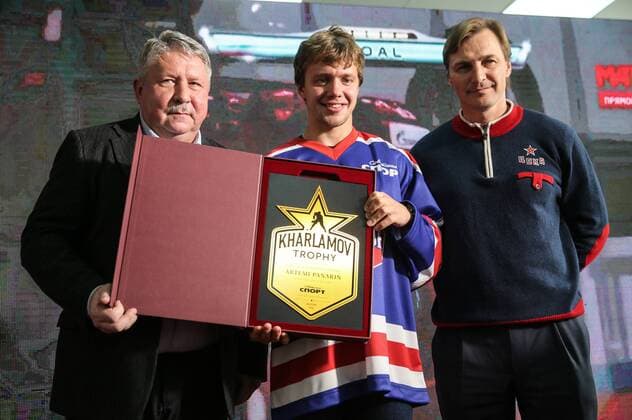 MOSCOW, RUSSIA - AUGUST 18, 2016: Chicago Blackhawks winger Artemy Panarin (C) receives a Kharlamov Trophy from Sovetsky editor in chief Konstantin Kleshchev (L) and PHC CSKA Moscow general manager Sergei Fyodorov (R) at an annual Kharlamov Trophy award ceremony for the 2015 2016 NHL Eishockey Herren USA season. The award is presented by the Sovetsky Sport newspaper to a Russian Ice hockey Eishockey player in the NHL who had the best performance in an NHL season. Sergei Savostyanov TASS  TS02DA01