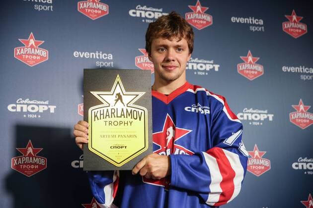 MOSCOW, RUSSIA - AUGUST 18, 2016: Chicago Blackhawks winger Artemy Panarin receives a Kharlamov Trophy at an annual Kharlamov Trophy award ceremony for the 2015 2016 NHL Eishockey Herren USA season. The award is presented by the Sovetsky newspaper to a Russian Ice hockey Eishockey player in the NHL who had the best performance in an NHL season. Sergei Savostyanov TASS  TS02DA55