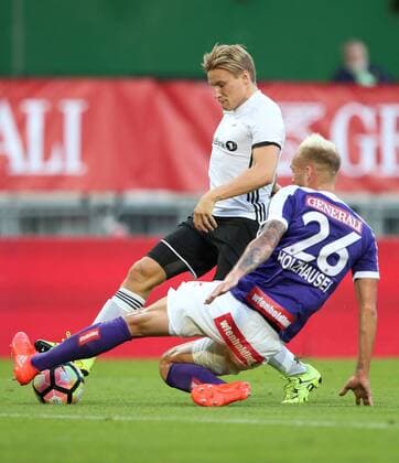 SOCCER - UEFA EL quali, A.Wien vs Rosenborg VIENNA,AUSTRIA,18.AUG.16 - SOCCER - UEFA Europa League, Play-off qualification, FK Austria Wien vs BK Rosenborg Trondheim. Image shows Jonas Svensson (Rosenborg) and Raphael Holzhauser (A.Wien). GEPAxpictures xPatrickxLeuk