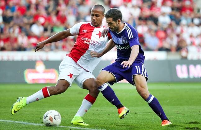 Slavia s Gino van Kessel and Anderlecht s Alexandru Chipciu fight for the ball during the first leg match of the playoff round between Belgian first league soccer team RSC Anderlecht and Czech team Slavia Prague in the Europa League competition, on Thursday 18 August 2016, in Prague, Czech Republic. VIRGINIExLEFOUR  x04913682x