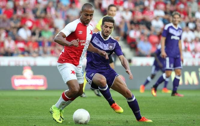 Slavia s Gino van Kessel and Anderlecht s Alexandru Chipciu fight for the ball during the first leg match of the playoff round between Belgian first league soccer team RSC Anderlecht and Czech team Slavia Prague in the Europa League competition, on Thursday 18 August 2016, in Prague, Czech Republic. VIRGINIExLEFOUR  x04913684x