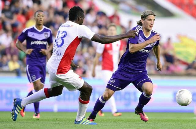 From left: Dusan Svento of Slavia and Sofiane Hanni of Anderlecht in action during Slavia Praha vs Anderlecht Brussels football Europa League 4th qualifying round opening match in Prague, Czech Republic, August 18, 2016. (CTKxPhoto RomanxVondrous) CTKPhotoP201608181050301  _VND1884