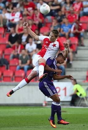 Slavia s Milan Skoda and Anderlecht s Youri Tielemans fight for the ball during the first leg match of the playoff round between Belgian first league soccer team RSC Anderlecht and Czech team Slavia Prague in the Europa League competition, on Thursday 18 August 2016, in Prague, Czech Republic. VIRGINIExLEFOUR  x04913690x