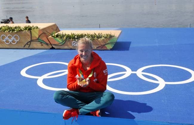 Bilder des Tages SPORT (160818) -- RIO DE JANEIRO, Aug. 18, 2016 -- Hungary s Danuta Kozak shows the gold medal at the awarding ceremony of the women s kayak single 500m final A at the 2016 Rio Olympic Games Olympische Spiele Olympia OS in Rio de Janeiro, Brazil, on Aug. 18, 2016. Danuta Kozak won the gold medal. )(dh) (SP)BRAZIL-RIO DE JANEIRO-OLYMPICS-WOMEN S KAYAK SINGLE 500M ShenxBohan 