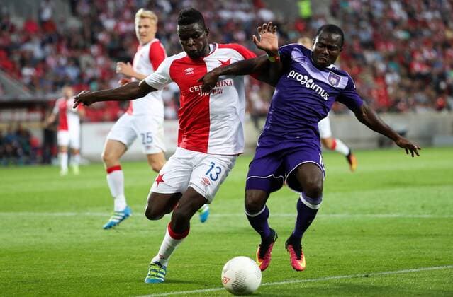 Slavia s Michael Ngadeu-Ngadjui and Anderlecht s Frank Acheampong fight for the ball during the first leg match of the playoff round between Belgian first league soccer team RSC Anderlecht and Czech team Slavia Prague in the Europa League competition, on Thursday 18 August 2016, in Prague, Czech Republic. VIRGINIExLEFOUR  x04913813x