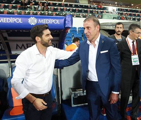 Fußball, EL Quali, Istanbul Basaksehir FK - Schachtar Donezk UEFA Europa league playoff first leg matvh between Baseksehir and Shakhtar Donetsk in Istanbul on August 18 , 2016. Pictured: Coach Paulo Fonseca of Shakhtar Donetsk and Coach Abdullah Avci (R) of Basaksehir. 