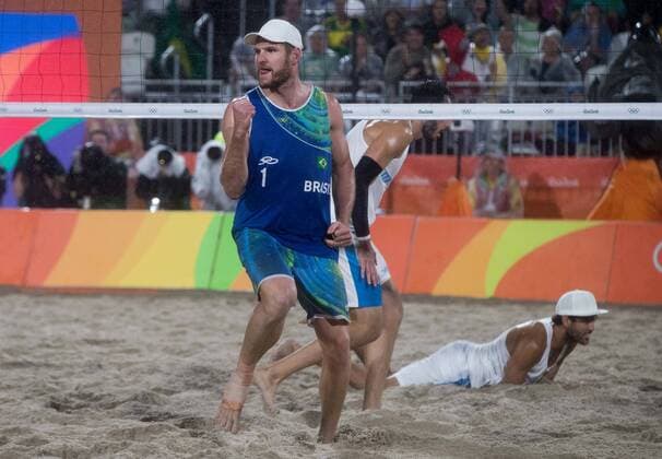 Rio 2016, Beachvolleyball, Brasilianer Alison und Bruno gewinnen Gold Olympics 2016 Beach volleyball Beachvolleyball RIO DE JANEIRO, RJ - 19.08.2016: OLYMPICS 2016 BEACH VOLLEYBALL - Photo in contention for the gold of the Rio 2016 Olympic Games Olympische Spiele Olympia OS beach volleyball between the Brazilian duo CERUTTI Alison and OSCAR SCHMIDT Bruno against Italian duo NICOLAI Paolo and LUPO Daniele held in Beach Volleyball Arena on Copacabana Beach. NOT AVAILABLE FOR LICENSING IN CHINA (Photo: Marcelo Machado de Melo Fotoarena) x1189718x  MarceloxMachadoxdexMelo
