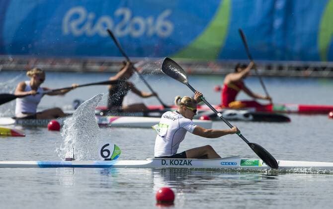 18.08.2016. Rio de Janeiro, Brazil. Hungarian Danuta Kozak powers away to win gold as New Zealand s Lisa Carrington wins bronze in the womens k1 500m, Kayak Sprints, Rio Olympics Games 2016, Rio de Janeiro. Wednesday 18 August, 2016. xJohnxCowplandx  ActionPlus11777204