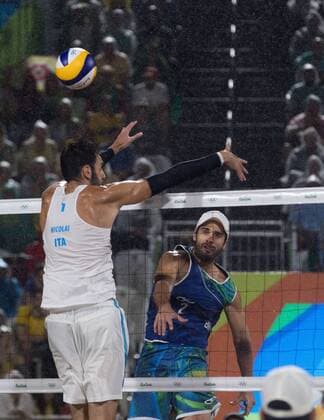 Rio 2016, Beachvolleyball, Brasilianer Alison und Bruno gewinnen Gold Olympics 2016 Beach volleyball Beachvolleyball RIO DE JANEIRO, RJ - 19.08.2016: OLYMPICS 2016 BEACH VOLLEYBALL - Photo in contention for the gold of the Rio 2016 Olympic Games Olympische Spiele Olympia OS beach volleyball between the Brazilian duo CERUTTI Alison and OSCAR SCHMIDT Bruno against Italian duo NICOLAI Paolo and LUPO Daniele held in Beach Volleyball Arena on Copacabana Beach. NOT AVAILABLE FOR LICENSING IN CHINA (Photo: Marcelo Machado de Melo Fotoarena) x1189724x  MarceloxMachadoxdexMelo