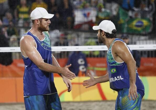 Rio 2016, Beachvolleyball, Brasilianer Alison und Bruno gewinnen Gold Alison Cerutti and Bruno Schmidt Oscar of Brazil celebrate after a point in the Men s Beach volleyball Beachvolleyball gold medal match against Daniele Lupo and Paolo Nicolai of Italy at the Beach Volleyball Arena at the 2016 Rio Summer Olympics in Rio de Janeiro, Brazil, on August 18, 2016.  OLY201608183111 MATTHEWxHEALEY