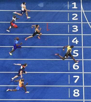 Themen der Woche - SPORT Bilder des Tages SPORT Rio 2016, Leichtathletik, Usain Bolt gewinnt Gold über 200m Olympics: Bolt wins 200m to complete sprint double Usain Bolt (R) of Jamaica crosses the finish line to win the gold medal in the men s 200 meters at the Rio de Janeiro Olympics on Aug. 18, 2016. (Photo taken from camera set up on stadium ceiling) 
