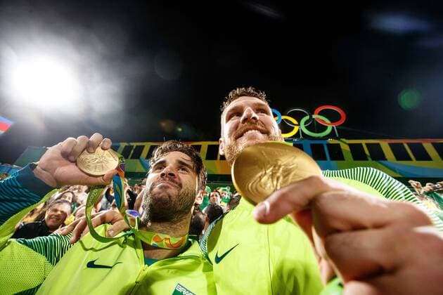 Rio 2016, Beachvolleyball, Brasilianer Alison und Bruno gewinnen Gold Olympics 2016 Beach volleyball Beachvolleyball RIO DE JANEIRO, RJ - 19.08.2016: OLYMPICS 2016 BEACH VOLLEYBALL - The Brazilian duo winning the gold medal after the final match of beach volleyball in Rio Olympics in 2016 between the Brazilian duo CERUTTI Alison and OSCAR SCHMIDT Bruno against Italian duo NICOLAI Paolo and LUPO Daniele held at the Beach Volleyball Arena on Copacabana Beach. NOT AVAILABLE FOR LICENSING IN CHINA (Photo: Marcelo Machado de Melo Fotoarena) x1189746x  MarceloxMachadoxdexMelo