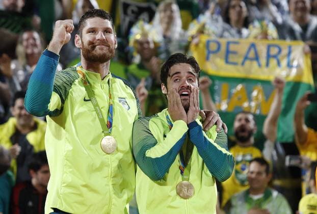 Bilder des Tages SPORT Rio 2016, Beachvolleyball, Brasilianer Alison und Bruno gewinnen Gold Alison Cerutti and Bruno Schmidt Oscar of Brazil celebrate after winning the gold medal in the Men s Beach volleyball Beachvolleyball gold medal match against Daniele Lupo and Paolo Nicolai of Italy at the Beach Volleyball Arena at the 2016 Rio Summer Olympics in Rio de Janeiro, Brazil, on August 18, 2016.  OLY201608183202 MATTHEWxHEALEY