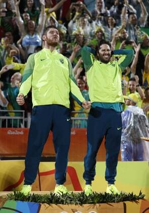Rio 2016, Beachvolleyball, Brasilianer Alison und Bruno gewinnen Gold Alison Cerutti and Bruno Schmidt Oscar of Brazil celebrate after winning the gold medal in the Men s Beach volleyball Beachvolleyball gold medal match against Daniele Lupo and Paolo Nicolai of Italy at the Beach Volleyball Arena at the 2016 Rio Summer Olympics in Rio de Janeiro, Brazil, on August 18, 2016.  OLY201608183203 MATTHEWxHEALEY