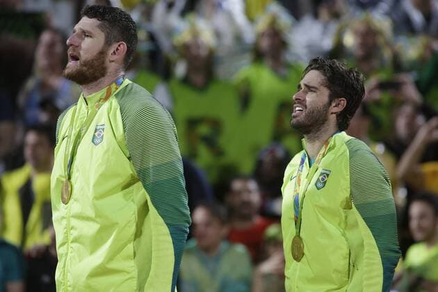 Rio 2016, Beachvolleyball, Brasilianer Alison und Bruno gewinnen Gold Alison Cerutti and Bruno Schmidt Oscar of Brazil stand for the medal ceremony after winning the gold medal in the Men s Beach volleyball Beachvolleyball gold medal match against Daniele Lupo and Paolo Nicolai of Italy at the Beach Volleyball Arena at the 2016 Rio Summer Olympics in Rio de Janeiro, Brazil, on August 18, 2016.  OLY201608183206 MATTHEWxHEALEY