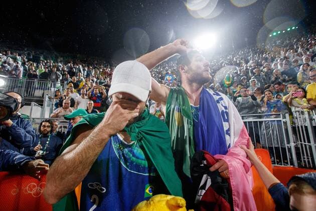 Rio 2016, Beachvolleyball, Brasilianer Alison und Bruno gewinnen Gold Olympics 2016 Beach volleyball Beachvolleyball RIO DE JANEIRO, RJ - 19.08.2016: OLYMPICS 2016 BEACH VOLLEYBALL - The Brazilian duo winning the gold medal after the final match of beach volleyball in Rio Olympics in 2016 between the Brazilian duo CERUTTI Alison and OSCAR SCHMIDT Bruno against Italian duo NICOLAI Paolo and LUPO Daniele held at the Beach Volleyball Arena on Copacabana Beach. NOT AVAILABLE FOR LICENSING IN CHINA (Photo: Marcelo Machado de Melo Fotoarena) x1189751x  MarceloxMachadoxdexMelo