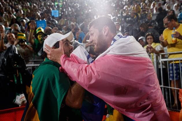Rio 2016, Beachvolleyball, Brasilianer Alison und Bruno gewinnen Gold Olympics 2016 Beach volleyball Beachvolleyball RIO DE JANEIRO, RJ - 19.08.2016: OLYMPICS 2016 BEACH VOLLEYBALL - The Brazilian duo winning the gold medal after the final match of beach volleyball in Rio Olympics in 2016 between the Brazilian duo CERUTTI Alison and OSCAR SCHMIDT Bruno against Italian duo NICOLAI Paolo and LUPO Daniele held at the Beach Volleyball Arena on Copacabana Beach. NOT AVAILABLE FOR LICENSING IN CHINA (Photo: Marcelo Machado de Melo Fotoarena) x1189758x  MarceloxMachadoxdexMelo