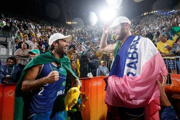 Rio 2016, Beachvolleyball, Brasilianer Alison und Bruno gewinnen Gold Olympics 2016 Beach volleyball Beachvolleyball RIO DE JANEIRO, RJ - 19.08.2016: OLYMPICS 2016 BEACH VOLLEYBALL - The Brazilian duo winning the gold medal after the final match of beach volleyball in Rio Olympics in 2016 between the Brazilian duo CERUTTI Alison and OSCAR SCHMIDT Bruno against Italian duo NICOLAI Paolo and LUPO Daniele held at the Beach Volleyball Arena on Copacabana Beach. NOT AVAILABLE FOR LICENSING IN CHINA (Photo: Marcelo Machado de Melo Fotoarena) x1189759x  MarceloxMachadoxdexMelo