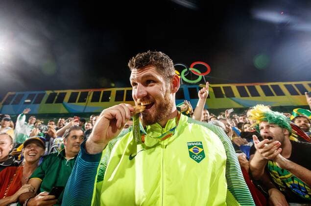 Rio 2016, Beachvolleyball, Brasilianer Alison und Bruno gewinnen Gold Olympics 2016 Beach volleyball Beachvolleyball RIO DE JANEIRO, RJ - 19.08.2016: OLYMPICS 2016 BEACH VOLLEYBALL - The Brazilian duo winning the gold medal after the final match of beach volleyball in Rio Olympics in 2016 between the Brazilian duo CERUTTI Alison and OSCAR SCHMIDT Bruno against Italian duo NICOLAI Paolo and LUPO Daniele held at the Beach Volleyball Arena on Copacabana Beach. NOT AVAILABLE FOR LICENSING IN CHINA (Photo: Marcelo Machado de Melo Fotoarena) x1189761x  MarceloxMachadoxdexMelo