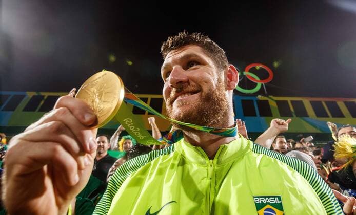 Rio 2016, Beachvolleyball, Brasilianer Alison und Bruno gewinnen Gold Olympics 2016 Beach volleyball Beachvolleyball RIO DE JANEIRO, RJ - 19.08.2016: OLYMPICS 2016 BEACH VOLLEYBALL - The Brazilian duo winning the gold medal after the final match of beach volleyball in Rio Olympics in 2016 between the Brazilian duo CERUTTI Alison and OSCAR SCHMIDT Bruno against Italian duo NICOLAI Paolo and LUPO Daniele held at the Beach Volleyball Arena on Copacabana Beach. NOT AVAILABLE FOR LICENSING IN CHINA (Photo: Marcelo Machado de Melo Fotoarena) x1189763x  MarceloxMachadoxdexMelo