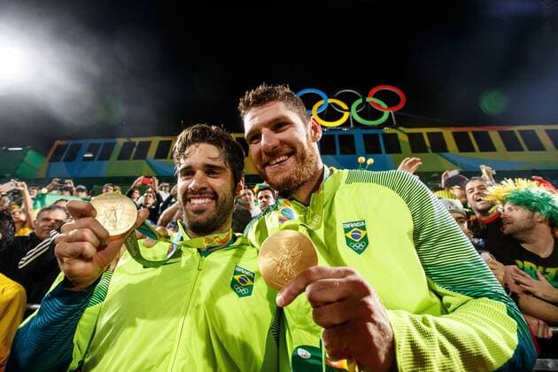 Rio 2016, Beachvolleyball, Brasilianer Alison und Bruno gewinnen Gold Olympics 2016 Beach volleyball Beachvolleyball RIO DE JANEIRO, RJ - 19.08.2016: OLYMPICS 2016 BEACH VOLLEYBALL - The Brazilian duo winning the gold medal after the final match of beach volleyball in Rio Olympics in 2016 between the Brazilian duo CERUTTI Alison and OSCAR SCHMIDT Bruno against Italian duo NICOLAI Paolo and LUPO Daniele held at the Beach Volleyball Arena on Copacabana Beach. NOT AVAILABLE FOR LICENSING IN CHINA (Photo: Marcelo Machado de Melo Fotoarena) x1189764x  MarceloxMachadoxdexMelo