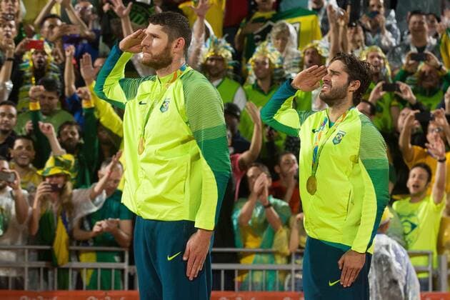 Rio 2016, Beachvolleyball, Brasilianer Alison und Bruno gewinnen Gold Olympics 2016 Beach volleyball Beachvolleyball RIO DE JANEIRO, RJ - 19.08.2016: OLYMPICS 2016 BEACH VOLLEYBALL - The Brazilian duo winning the gold medal after the final match of beach volleyball in Rio Olympics in 2016 between the Brazilian duo CERUTTI Alison and OSCAR SCHMIDT Bruno against Italian duo NICOLAI Paolo and LUPO Daniele held at the Beach Volleyball Arena on Copacabana Beach. NOT AVAILABLE FOR LICENSING IN CHINA (Photo: Marcelo Machado de Melo Fotoarena) x1189774x  MarceloxMachadoxdexMelo