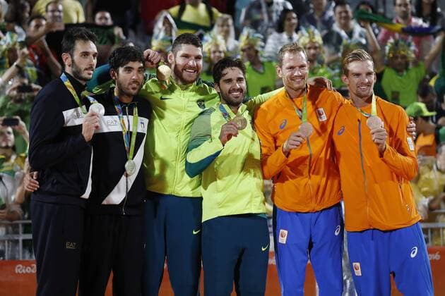 Rio 2016, Beachvolleyball, Brasilianer Alison und Bruno gewinnen Gold Silver medalists Paolo Nicolai and Daniele Lupo of Italy, gold medalists Alison Cerutti and Bruno Schmidt Oscar of Brazil and bronze medalists Alexander Brouwer and Robert Meeuwsen of Netherlands stand on the podium for the medal ceremony for the Men s Beach volleyball Beachvolleyball contest at the Beach Volleyball Arena at the 2016 Rio Summer Olympics in Rio de Janeiro, Brazil, on August 18, 2016.  OLY201608183190 MATTHEWxHEALEY