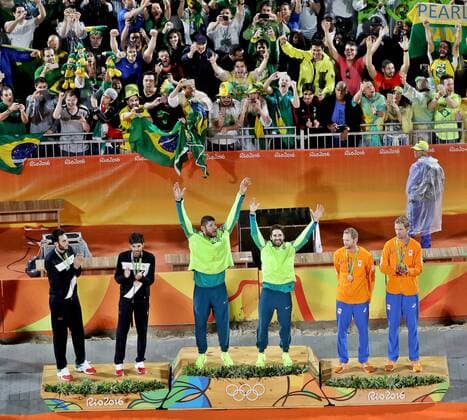 Rio 2016, Beachvolleyball, Brasilianer Alison und Bruno gewinnen Gold OLYMPICS - Olympic Summer Games 2016 RIO DE JANEIRO,BRAZIL,18.AUG.16 - OLYMPICS, Beach volleyball Beachvolleyball - Olympic Summer Games Rio 2016, final, men. Image shows Paolo Nicolai, Daniele Nupo (ITA), Alison Cerutti and Bruno Oscar Schmidt (BRA), Alexander Brouwer and Robert Meeuwsen (NED). Keywords: medal. GEPAxpictures xM.xOberlaender