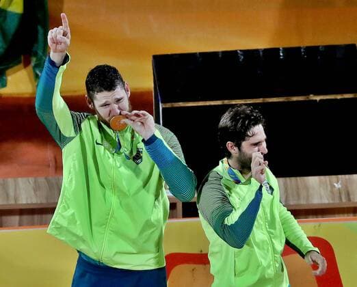 Rio 2016, Beachvolleyball, Brasilianer Alison und Bruno gewinnen Gold OLYMPICS - Olympic Summer Games 2016 RIO DE JANEIRO,BRAZIL,18.AUG.16 - OLYMPICS, Beach volleyball Beachvolleyball - Olympic Summer Games Rio 2016, final, men, award ceremony. Image shows Alison Cerutti and Bruno Oscar Schmidt (BRA). Keywords: medal. GEPAxpictures xM.xOberlaender