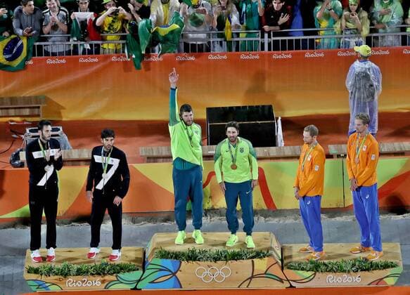Rio 2016, Beachvolleyball, Brasilianer Alison und Bruno gewinnen Gold OLYMPICS - Olympic Summer Games 2016 RIO DE JANEIRO,BRAZIL,18.AUG.16 - OLYMPICS, Beach volleyball Beachvolleyball - Olympic Summer Games Rio 2016, final, men, award ceremony. Image shows Paolo Nicolai, Daniele Nupo (ITA), Alison Cerutti and Bruno Oscar Schmidt (BRA), Alexander Brouwer and Robert Meeuwsen (NED). Keywords: medal. GEPAxpictures xM.xOberlaender