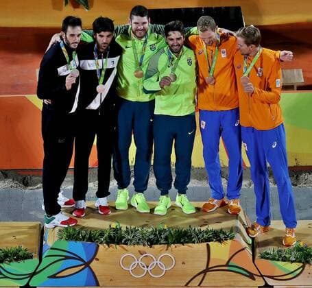 Rio 2016, Beachvolleyball, Brasilianer Alison und Bruno gewinnen Gold OLYMPICS - Olympic Summer Games 2016 RIO DE JANEIRO,BRAZIL,18.AUG.16 - OLYMPICS, Beach volleyball Beachvolleyball - Olympic Summer Games Rio 2016, final, men, award ceremony. Image shows Paolo Nicolai, Daniele Nupo (ITA), Alison Cerutti and Bruno Oscar Schmidt (BRA), Alexander Brouwer and Robert Meeuwsen (NED). Keywords: medal. GEPAxpictures xM.xOberlaender