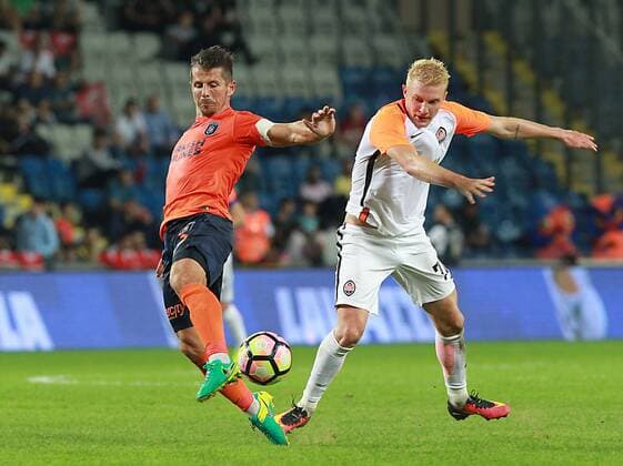 Fußball, EL Quali, Istanbul Basaksehir FK - Schachtar Donezk UEFA Europa league playoff first leg matvh between Baseksehir and Shakhtar Donetsk in Istanbul on August 18 , 2016. Final Score : Basaksehir 1 - Shakhtar Donetsk 2 Pictured: Emre Belozoglu (L) of Basaksehir and Viktor Kovalenko (R) of Shakhtar Donetsk. 