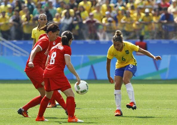 Olimp?ada Rio 2016 Futebol SP SÃO PAULO, SP - 19.08.2016: OLIMPÍADA RIO 2016 FUTEBOL SP - The player of the Brazilian team Tamires dispute ball during match between Brazil (BRA) x Canada (CAN), vying for the bronze Olympic Football Female, Rio 2016, held at the Arena Corinthians Olympics, the host city of São Paulo. (Photo: Aloisio Mauricio Fotoarena) x1190180x  AloisioxMauricio
