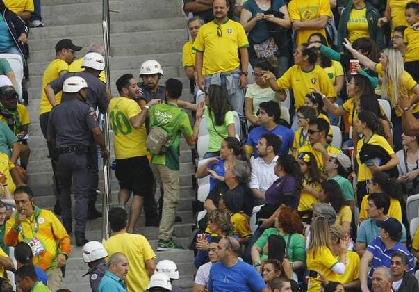 Rio 2016, Fußball Damen Spiel um Platz 3, Brasilien - Kanada Olimp?ada Rio 2016 Futebol SP SÃO PAULO, SP - 19.08.2016: OLIMPÍADA RIO 2016 FUTEBOL SP - Confusion in the crowd during the match between Brazil (BRA) x Canada (CAN), vying for the bronze Olympic Football Female, Rio 2016, held at the Arena Corinthians Olympics, the host city of São Paulo. (Photo: Aloisio Mauricio Fotoarena) x1190183x  AloisioxMauricio