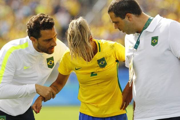 Olimp?ada Rio 2016 Futebol SP SÃO PAULO, SP - 19.08.2016: OLIMPÍADA RIO 2016 FUTEBOL SP - The Brazilian Fabiana player is injured during the match between Brazil (BRA) x Canada (CAN), vying for the bronze Olympic Football Female, Rio 2016, held at the Arena Corinthians Olympics, the host city of São Paulo. (Photo: Aloisio Mauricio Fotoarena) x1190194x  AloisioxMauricio