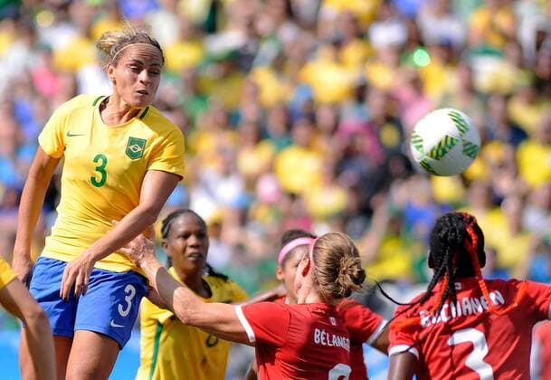 Rio 2016, Fußball Damen Spiel um Platz 3, Brasilien - Kanada Brazilian player Monica goes for a header against Canada during their Olympic Games Olympische Spiele Olympia OS Rio 2016 Women s Bronze Medal match at the Corinthans Arena in Sao Paulo, Brazil, 19 August 2016. BRAZIL OUT WOMEN S BRONZE MEDAL MATCH BRAZIL VS. CANADA !ACHTUNG: NUR REDAKTIONELLE NUTZUNG!  RIO006 20160819-636072329852427178